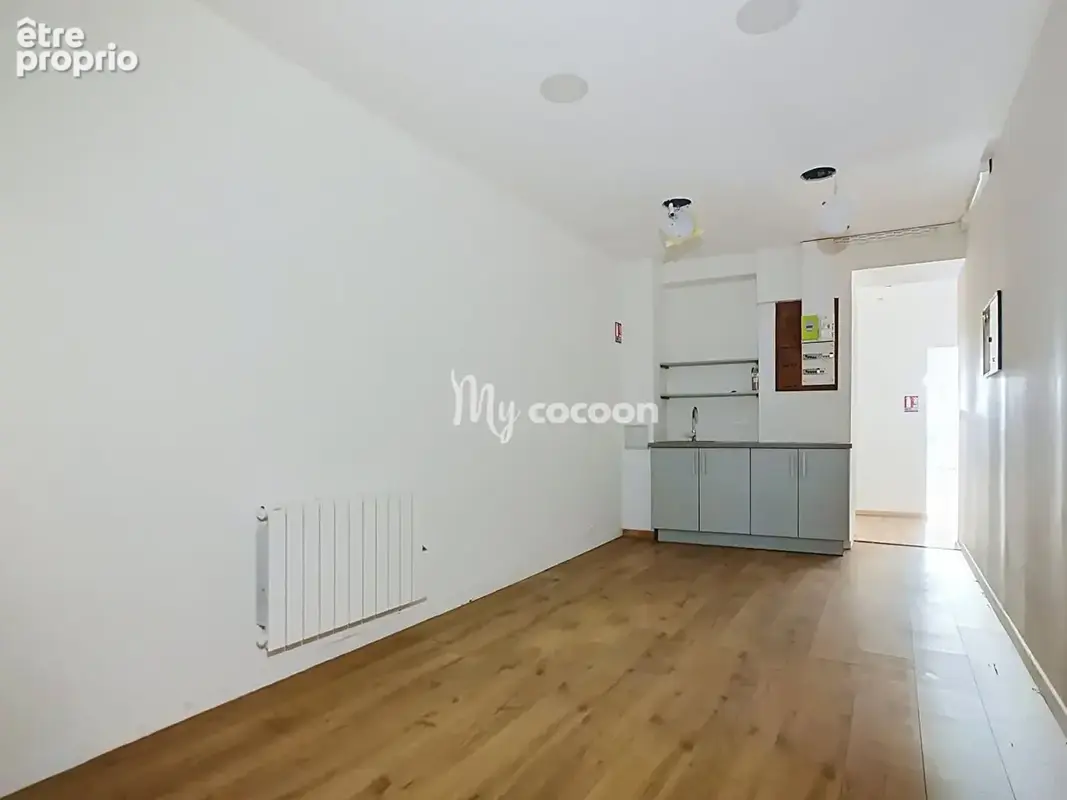 PLACE SAINT LOUIS Local commercial - 60 m² - photo 9