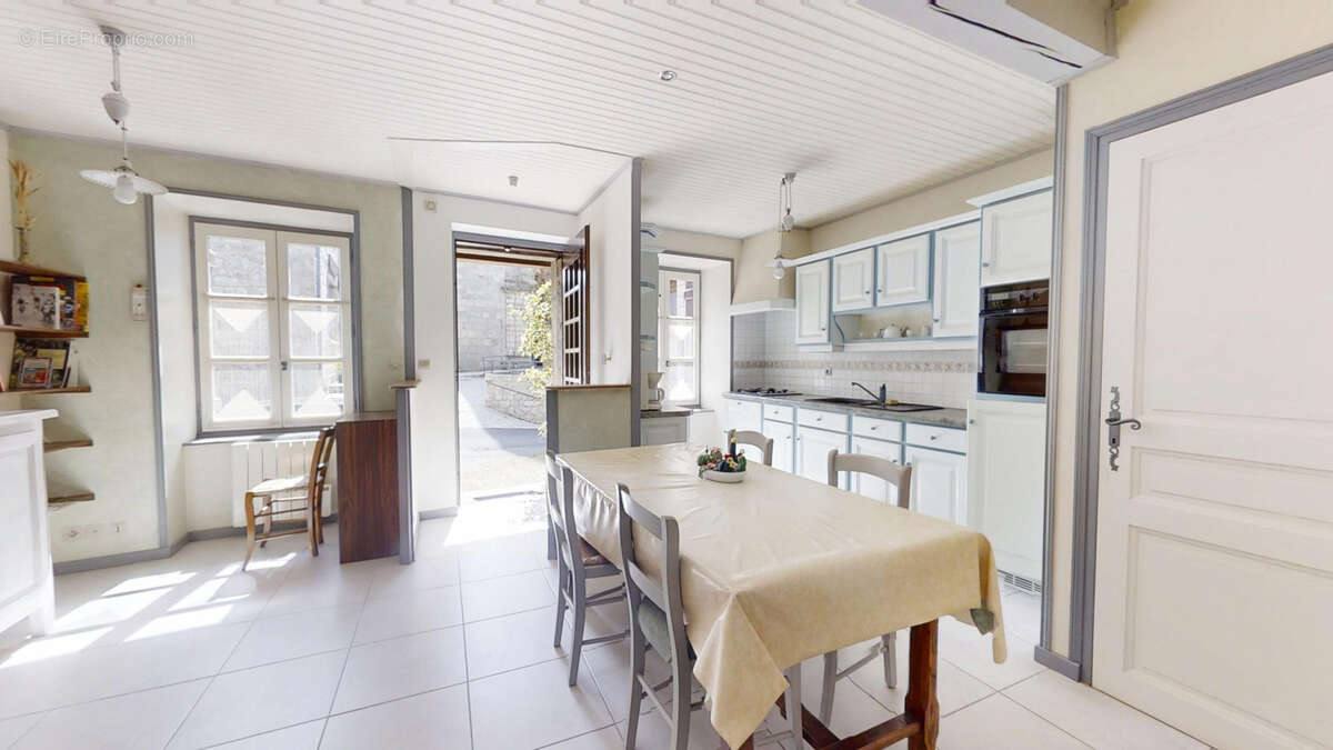 Maison à MONTREGARD