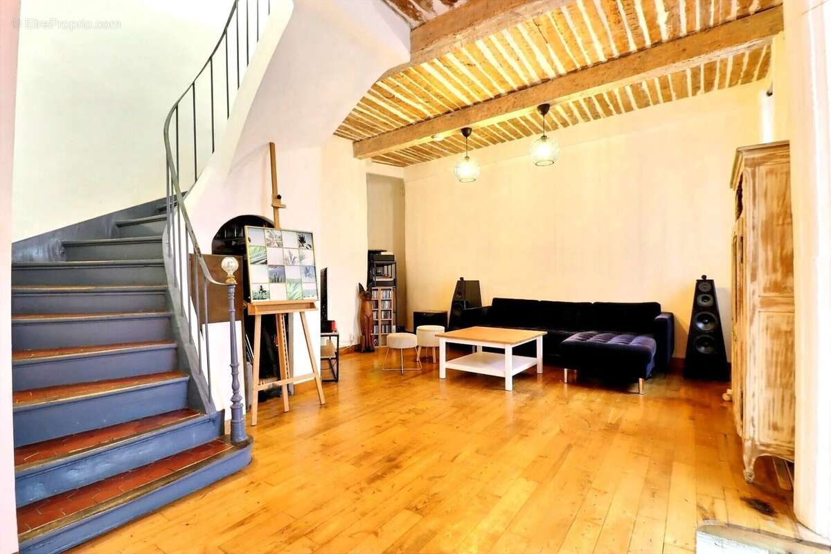 Appartement à CEYRESTE