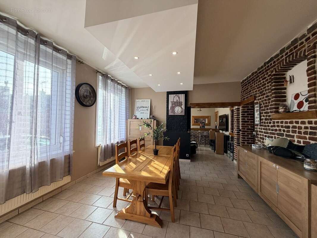 Salle à manger - Maison à MONCHECOURT