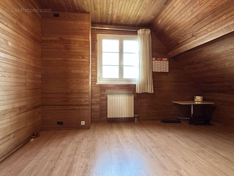 Maison à LES MARTRES-D'ARTIERE