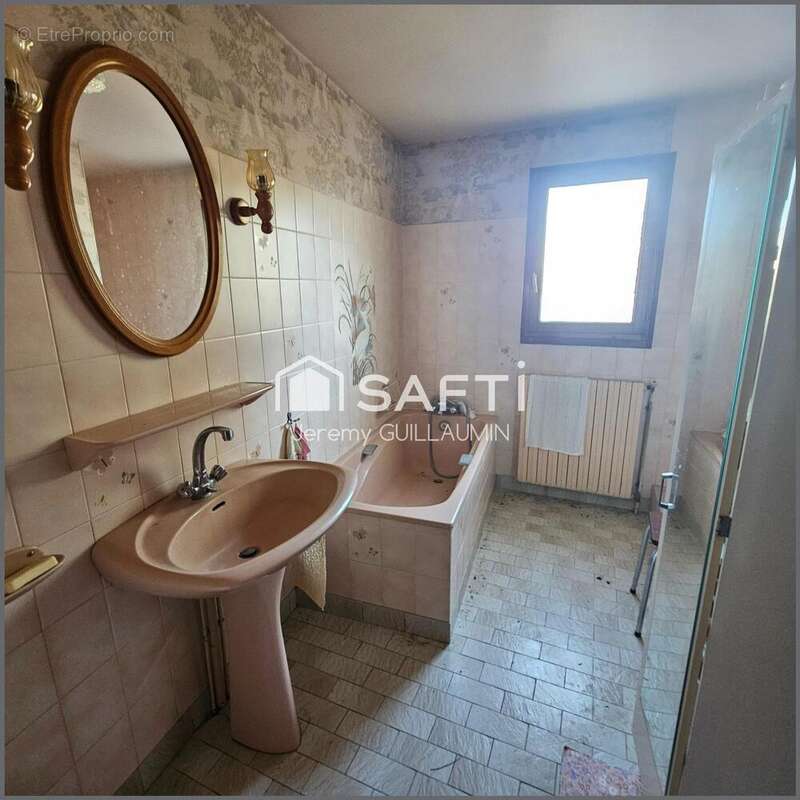Maison 120 m² à Saint-Germain-Des-Fosses  - photo 6
