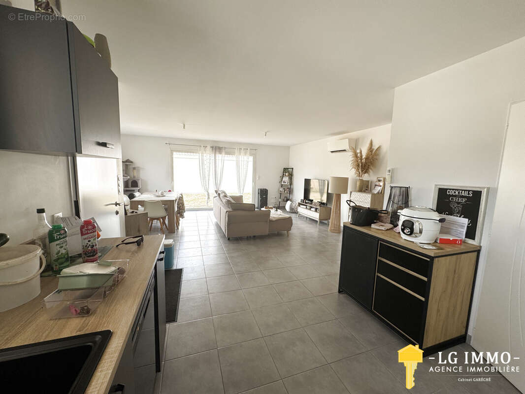 Maison récente de plain-pied au milieu de son jardin avec garage - photo 4