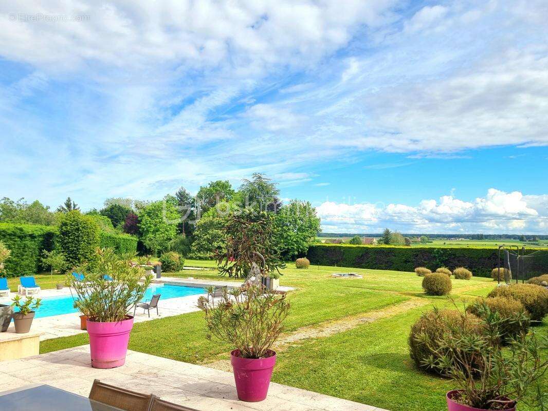 Charmante maison en pierre, 8 pièces, 4 chambres, garage, annexes, piscine !!! - photo 19