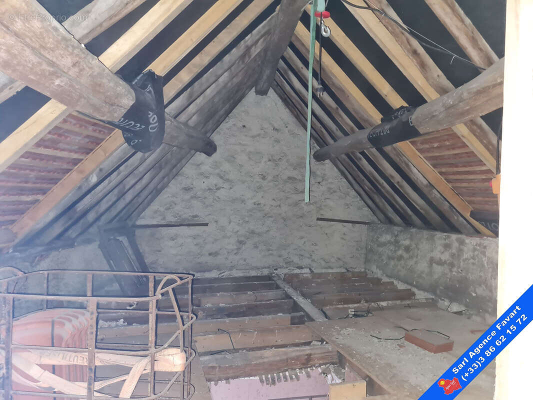 Appartement à LAROCHE-SAINT-CYDROINE