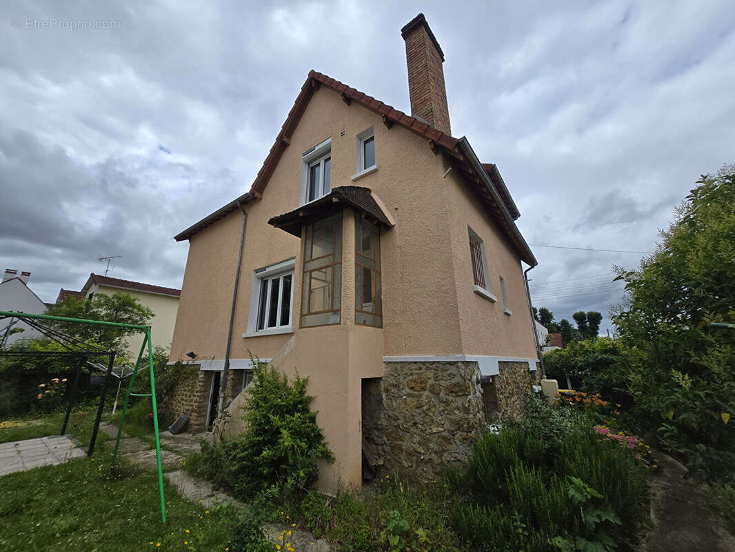 Maison à SAINTE-GENEVIEVE-DES-BOIS