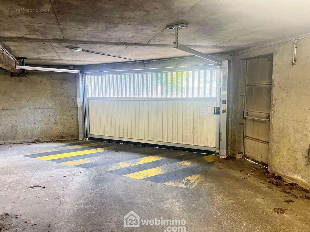 ... garage fermé avec accès sécurisé. - Parking à ANGERS