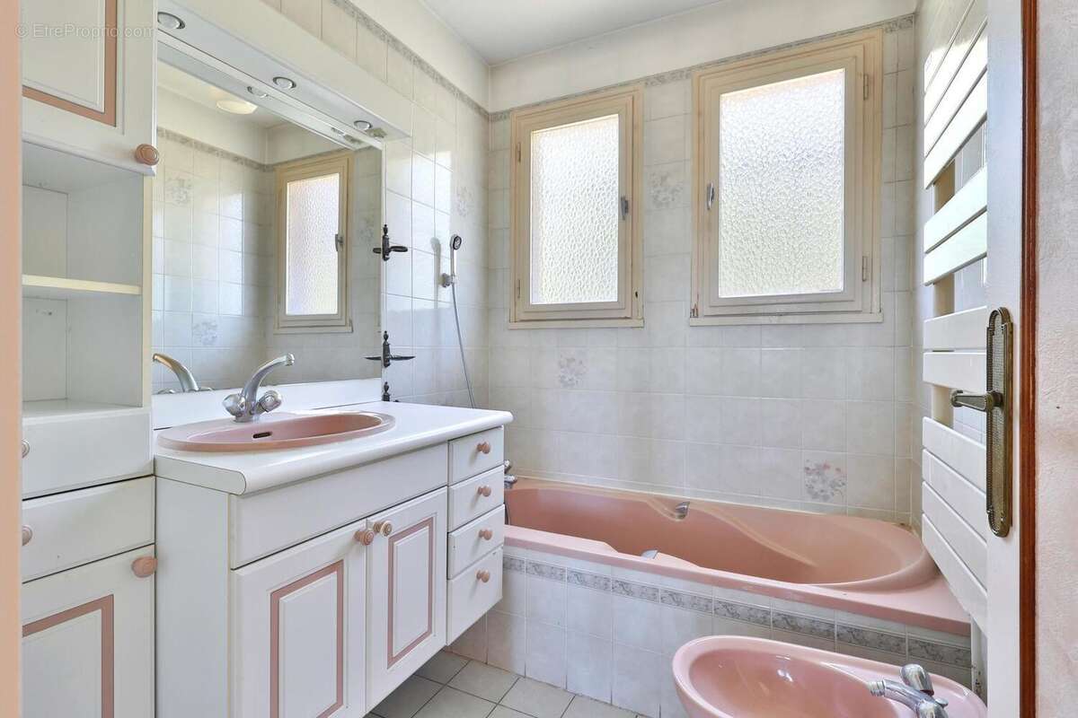 Photo 9 - Maison à SAINT-GENIS-LES-OLLIERES