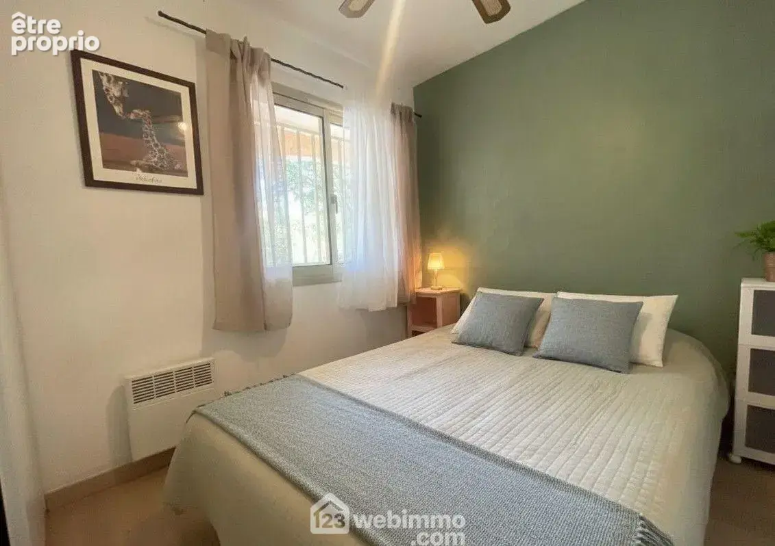 Chambre indépendante avec rangements, dans une ambiance douce et reposante.