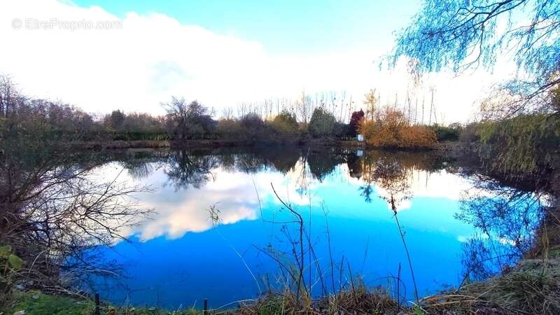Terrain à MEZIERES-SUR-OISE
