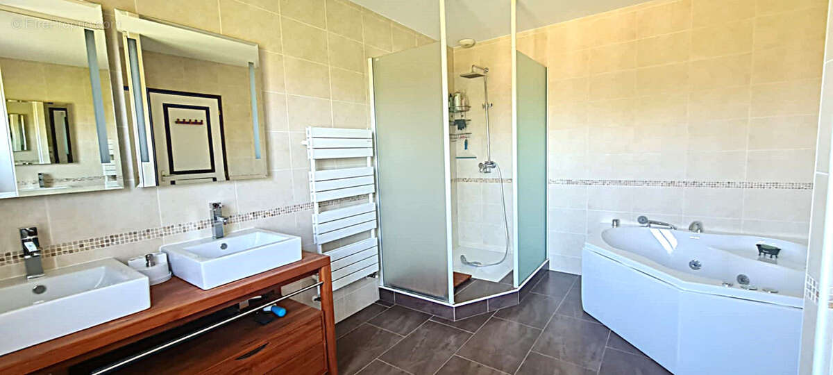 Belle maison T5 140 m2 habitables avec Piscine, Véranda et Double Garage-Proche Commodités et Gare - photo 8