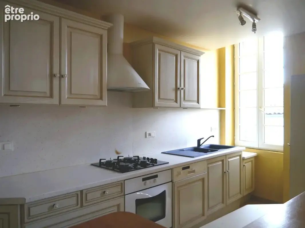 Centre-ville de Gémozac : Immeuble avec logement libre en novembre et loyer sécurisé - photo 7