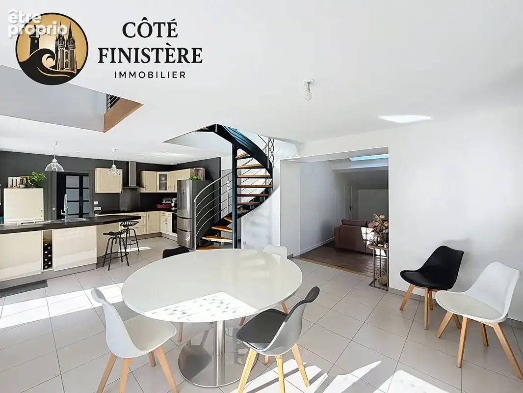 LOCTUDY - Une belle propriété au coeur du bourg, avec maison indépendante et jardin ! - photo 3
