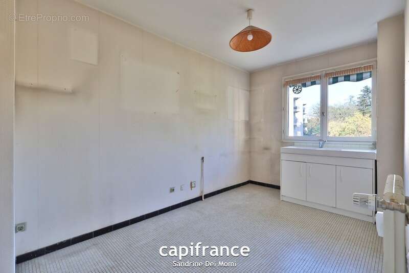 SAINTE FOY LES LYON - Bd de l'Europe- Appartement T3 de 68m² avec balcon, place de stationnement extérieure et cave - photo 18
