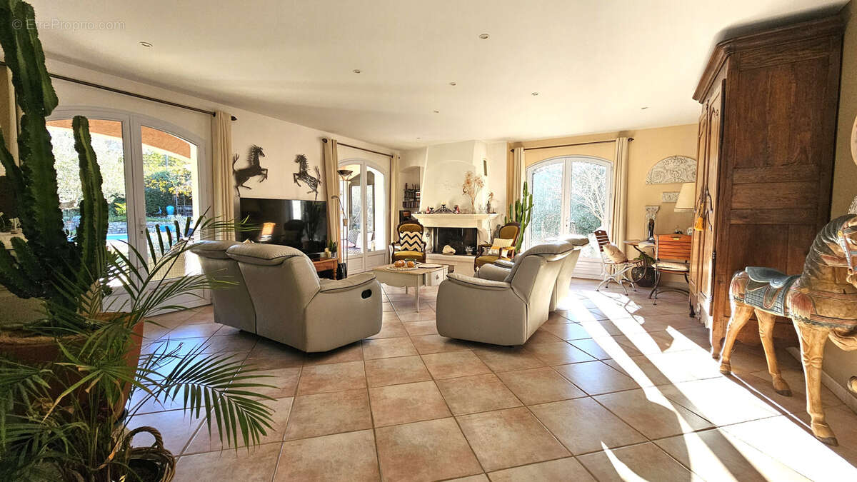 Maison à BAGNOLS-EN-FORET