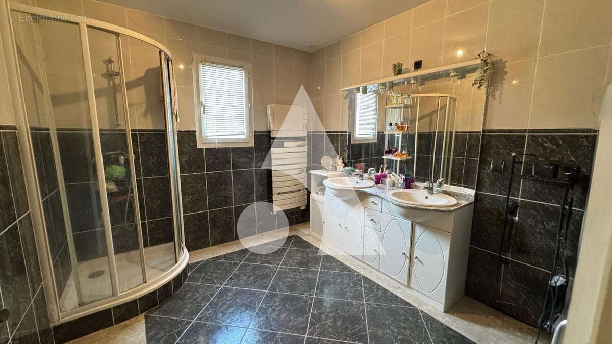 Pertuis - Villa individuelle de 147 m2 sur 1 800 m2 terrain - Piscine-Garages - photo 13