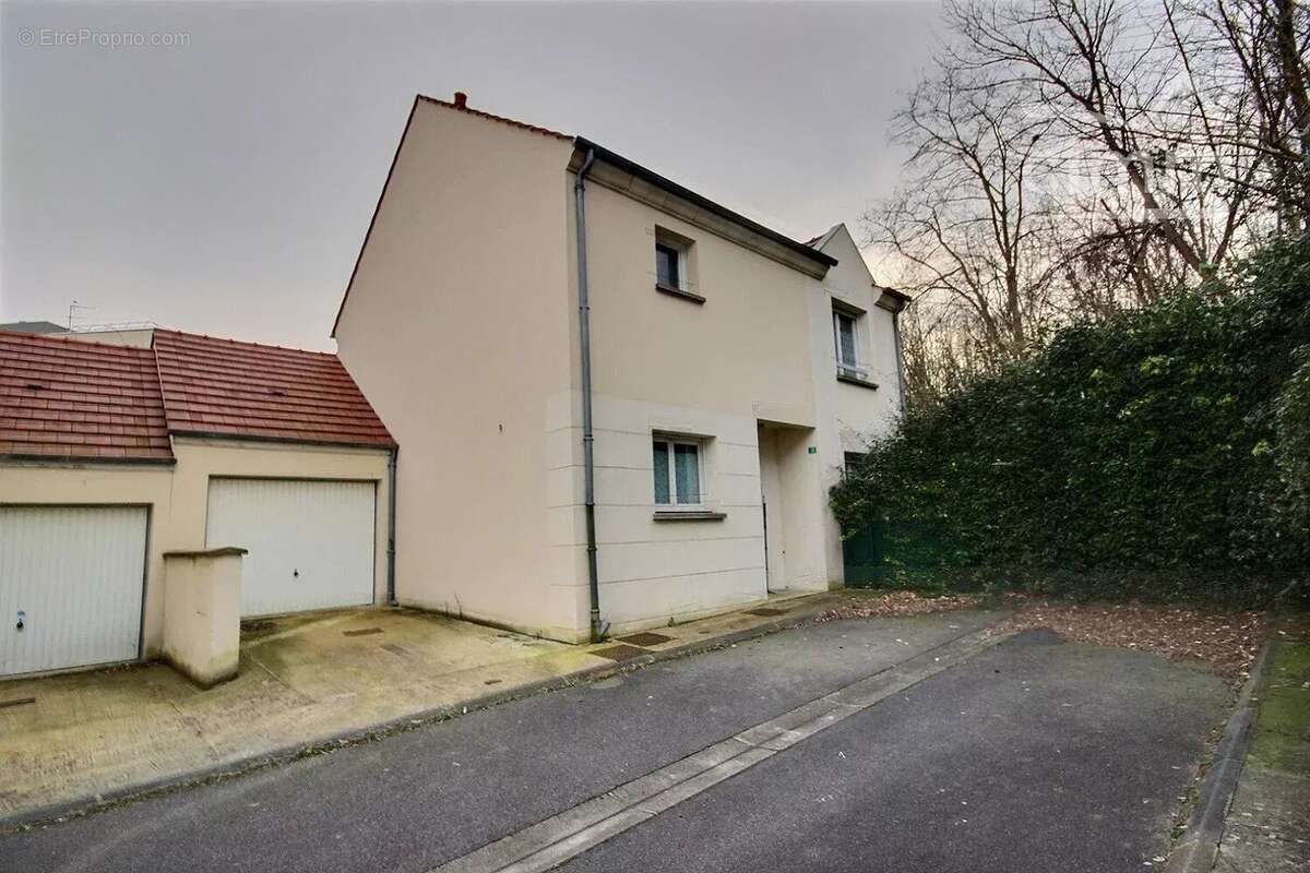 Maison à SAINT-THIBAULT-DES-VIGNES