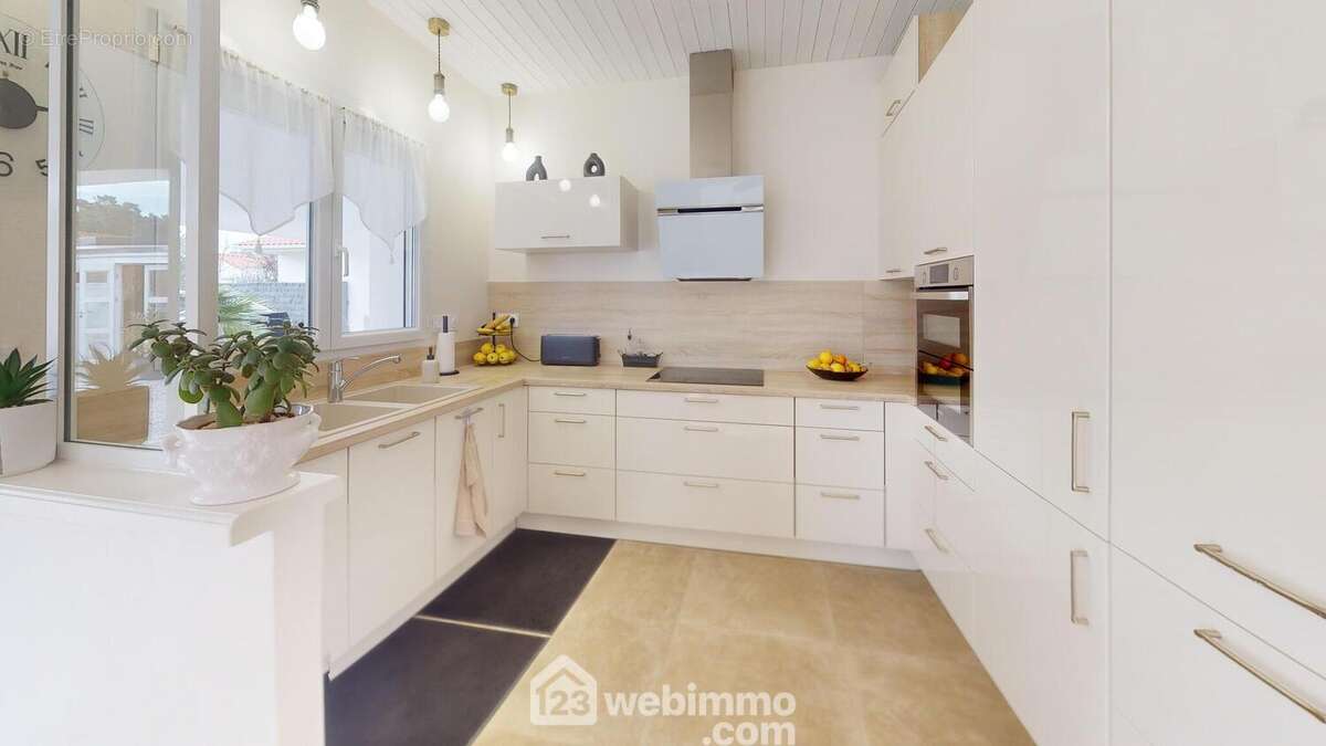 Cuisine équipée ouverte sur salon. - Maison à JARD-SUR-MER