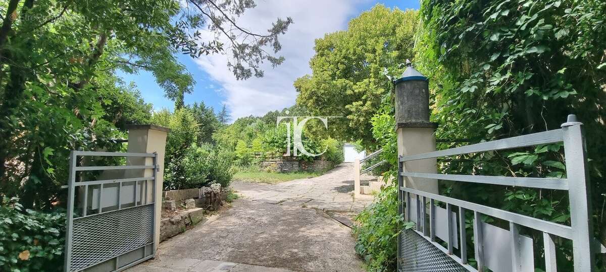 Propriété de caractère composée de trois logements indépendants avec piscine et potentiel de développement - photo 28
