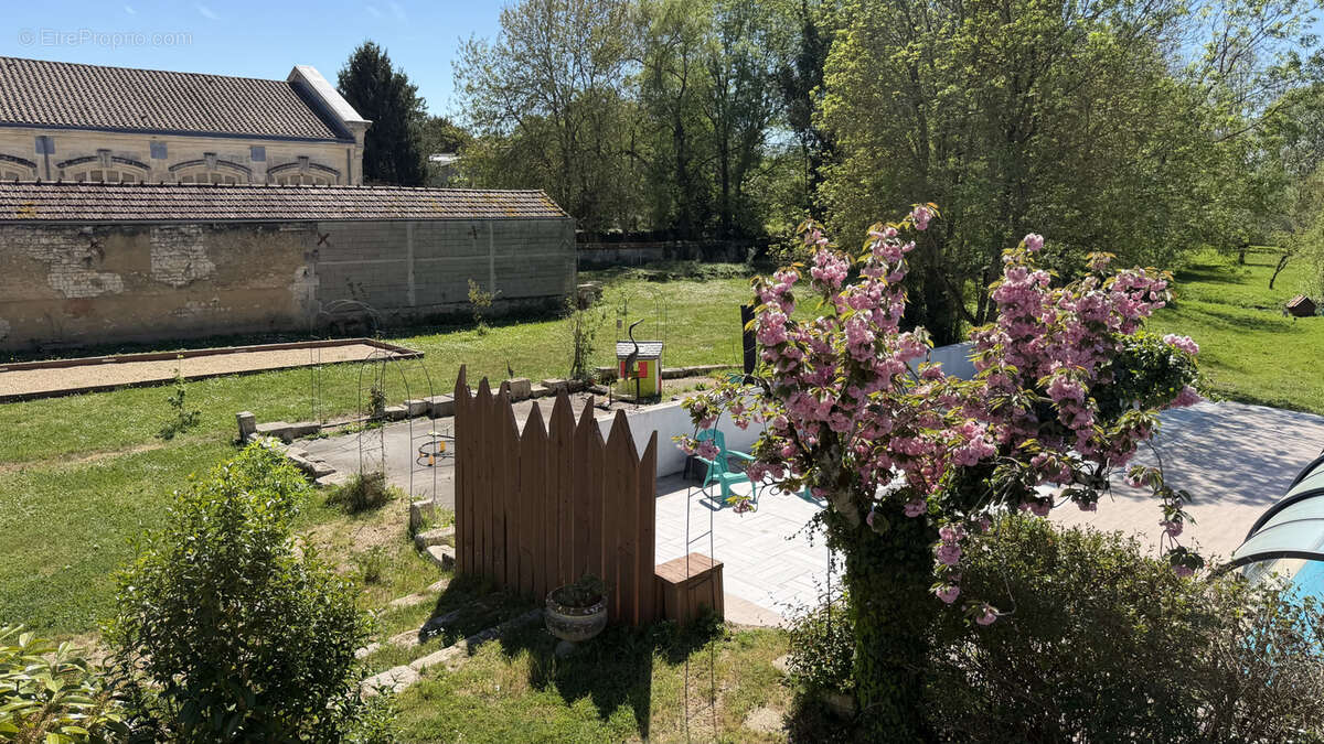 Maison à SAINT-JEAN-D'ANGELY