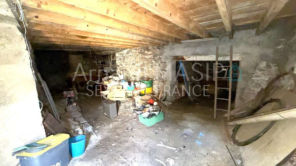 Grange a amenager, abri voiture, jardinet dans hameau prise - photo 11