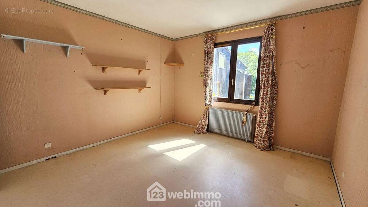 Une chambre de 14 m² très lumineuse. - Maison à MILLY-LA-FORET