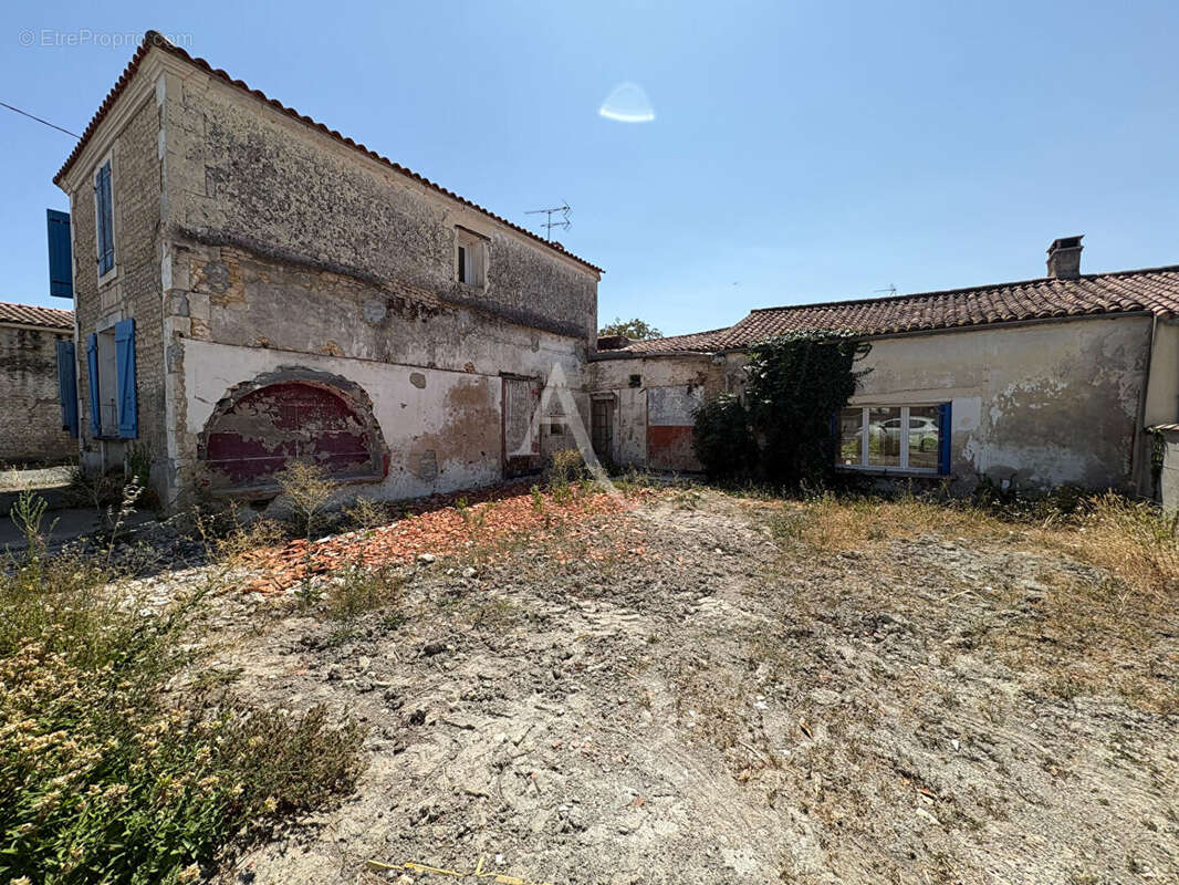 Maison 9 pièces - 3 chambres - NALLIERS - photo 12