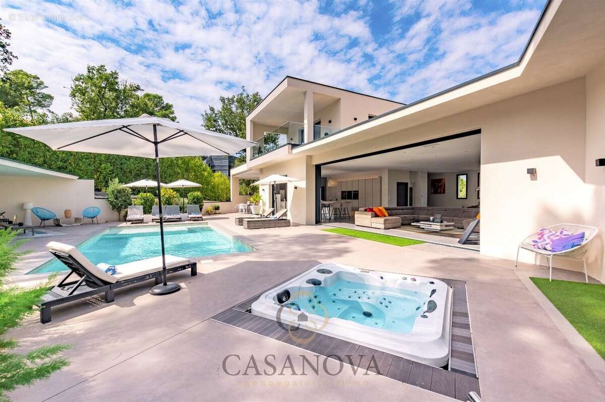 Maison à SAINT-CLEMENT-DE-RIVIERE