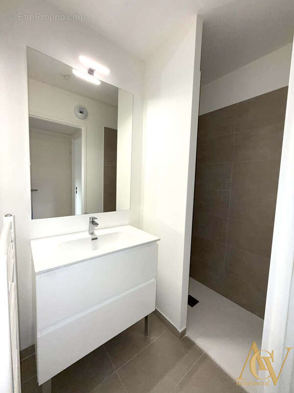 T3 haut de gamme terrasse 32 m² &amp;amp; vue imprenable ! 6 - Appartement à COGOLIN