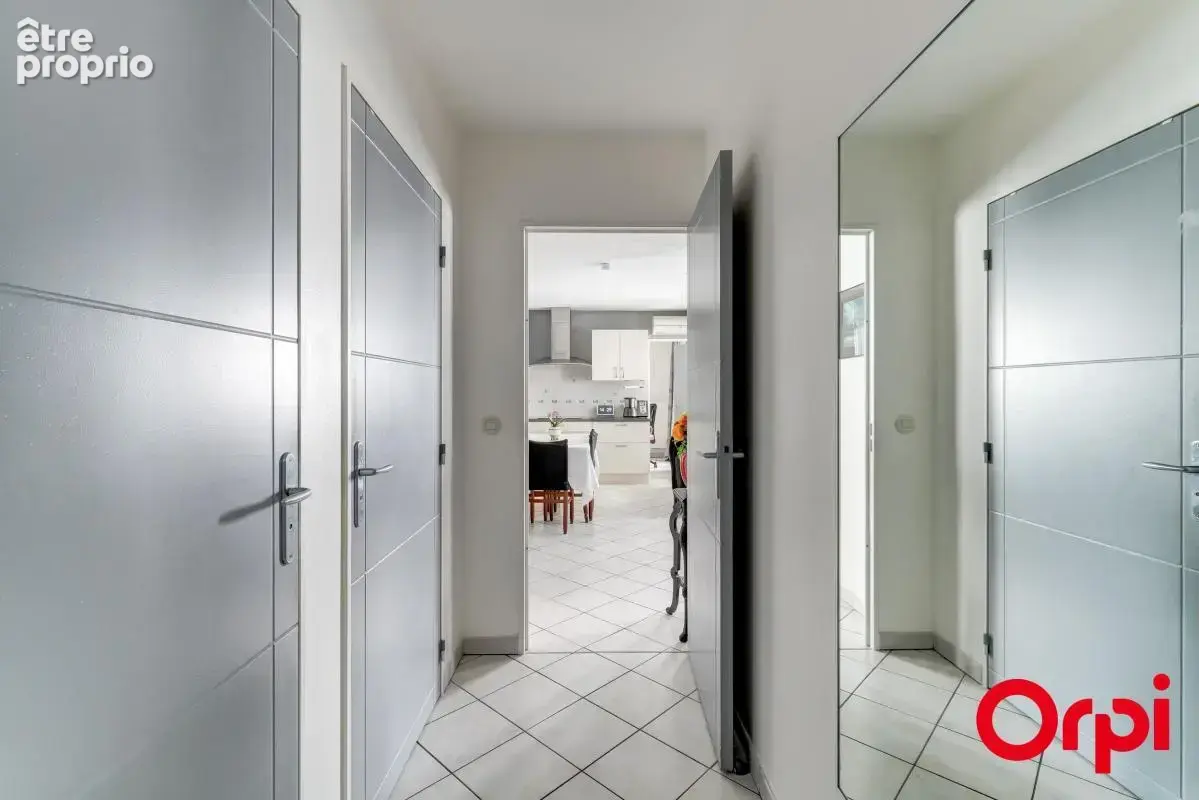 A vendre - Appartement type T4 de 75 m2 avec balcon et garage double - photo 7