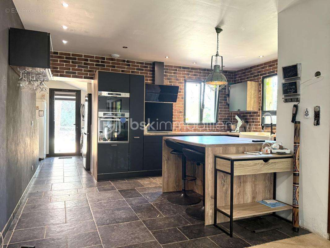 Maison à LA ROQUE-SUR-CEZE