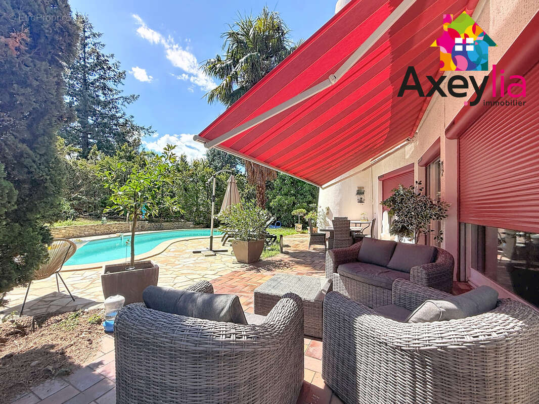 A vendre - commelle-vernay - maison à toit de chaume et semi-enterrée avec quatre chambres, terrain et piscine - photo 9