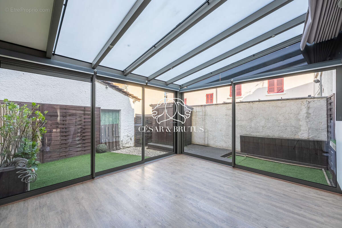 Appartement à LA TOUR-DE-SALVAGNY