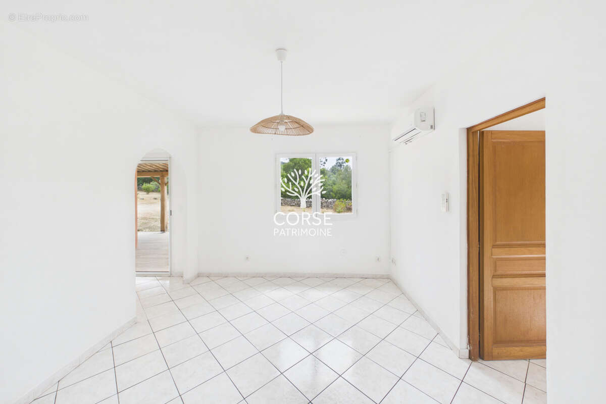 Maison avec appartement indépendant sur terrain piscinable et constructible - photo 8