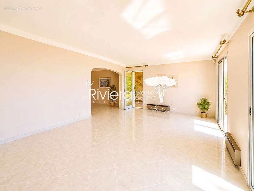 CAVALAIRE - Villa Vue Mer - 6 chambres - Double Garage. - photo 11