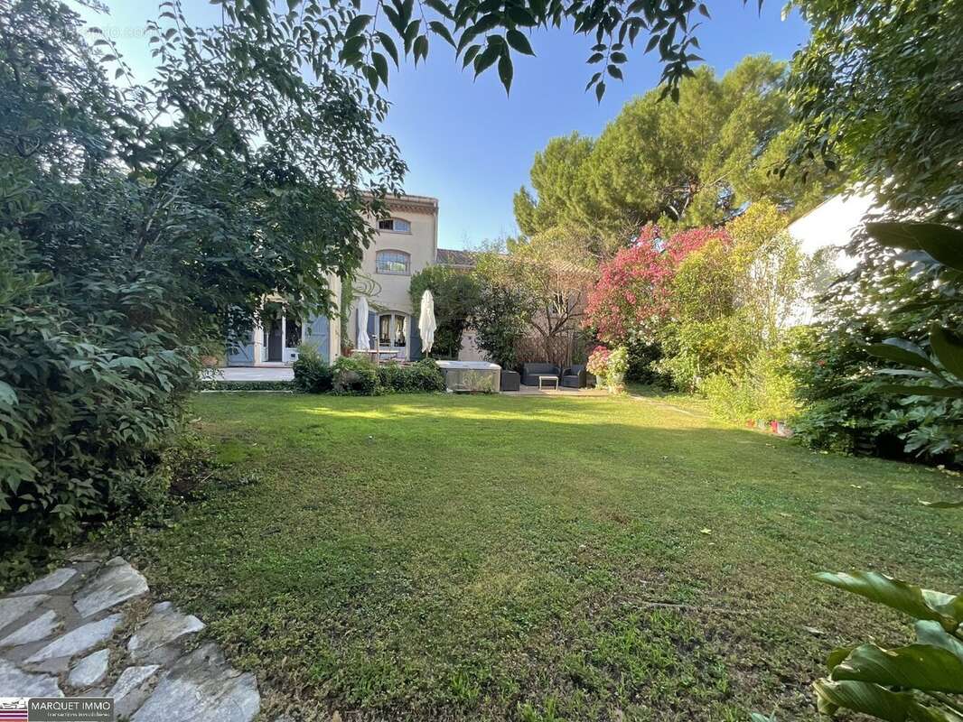 Découvrez cet ensemble immobilier composé de 2 villas indépendantes T6 de 179 m² et T3 de 59 m² en 4 faces sur 828 m² de terrain - photo 2