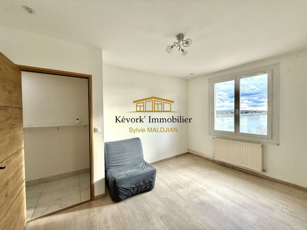 chambre  - Appartement à GUILHERAND-GRANGES