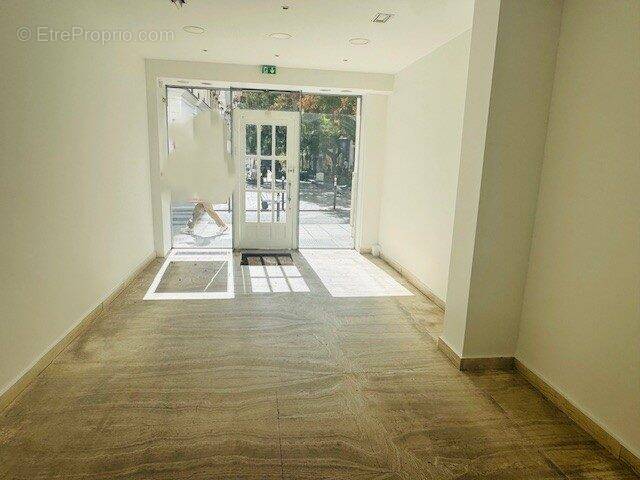 Commerce à PARIS-2E