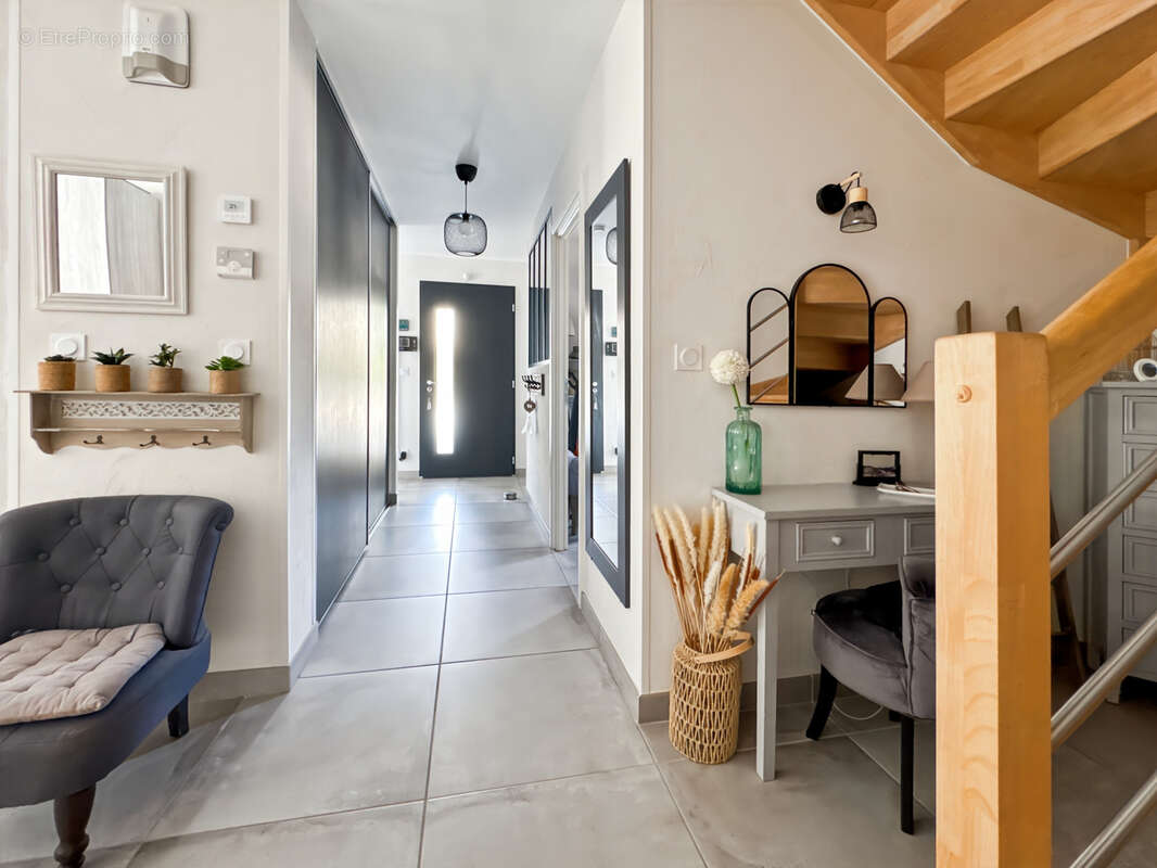À vendre   Maison contemporaine avec piscine à Saint-Bernard 160m2 6 pièces sur grand  terrain plat. - photo 17