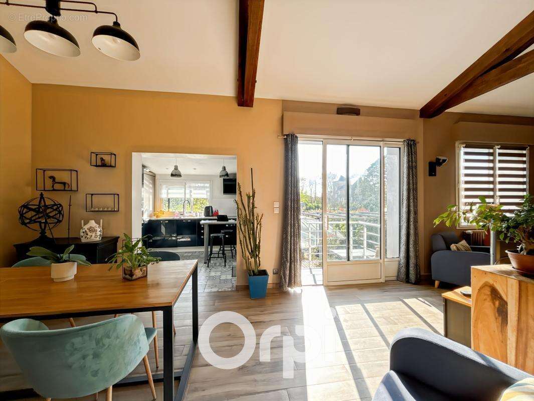 Maison à LA CHAIZE-LE-VICOMTE