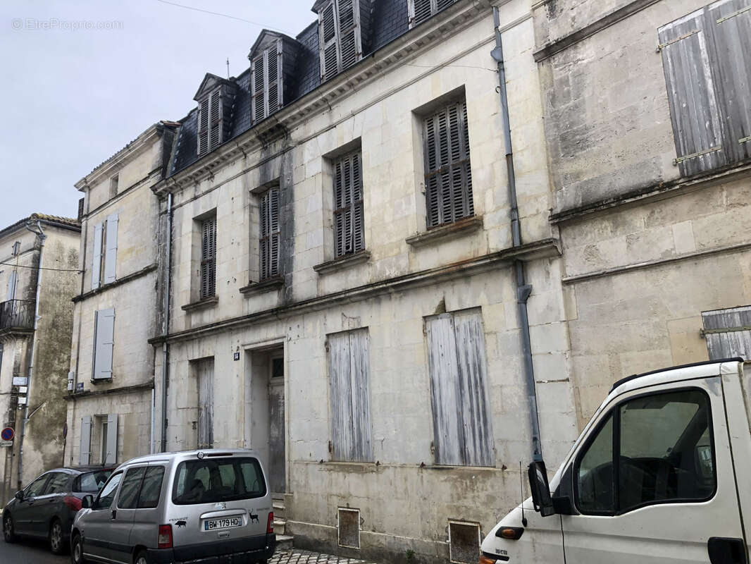 Appartement à BARBEZIEUX-SAINT-HILAIRE