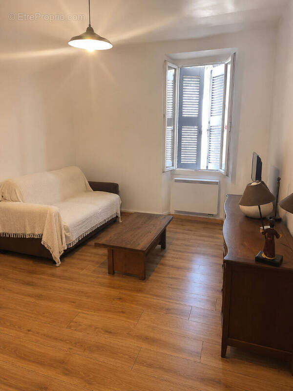 Appartement à VARAGES