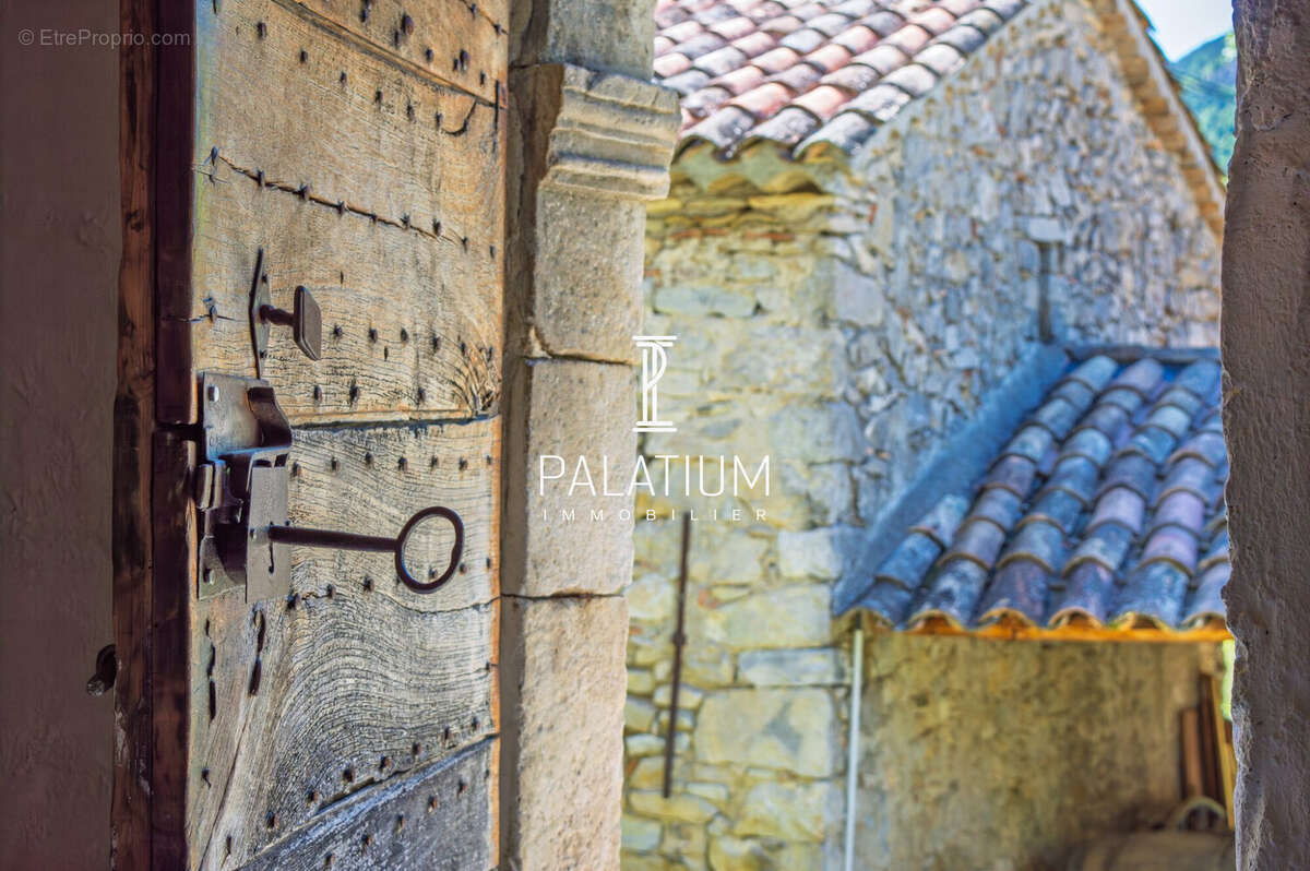 Maison à CHATEAUNEUF-MIRAVAIL