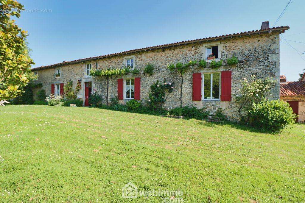 Belle longère traditionnelle, - Maison à SOMMIERES-DU-CLAIN