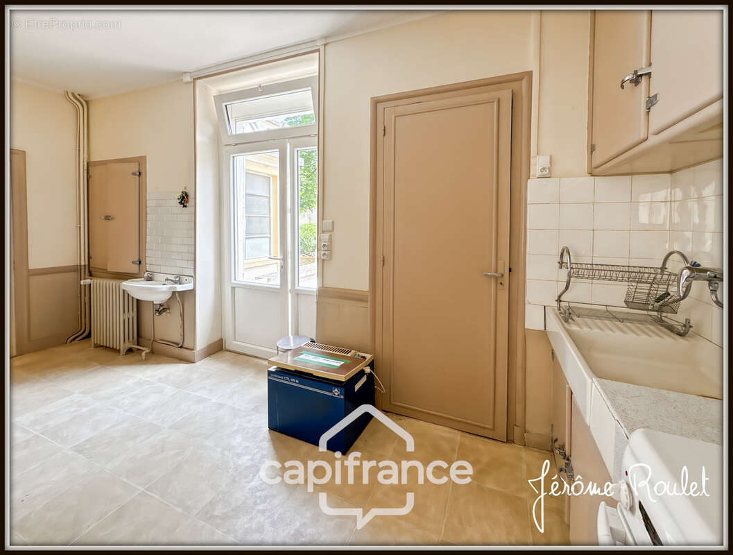Hyper centre Neuville-de-Poitou – Maison de caractère 305 m² – Jardin, garages et fort potentiel - photo 13