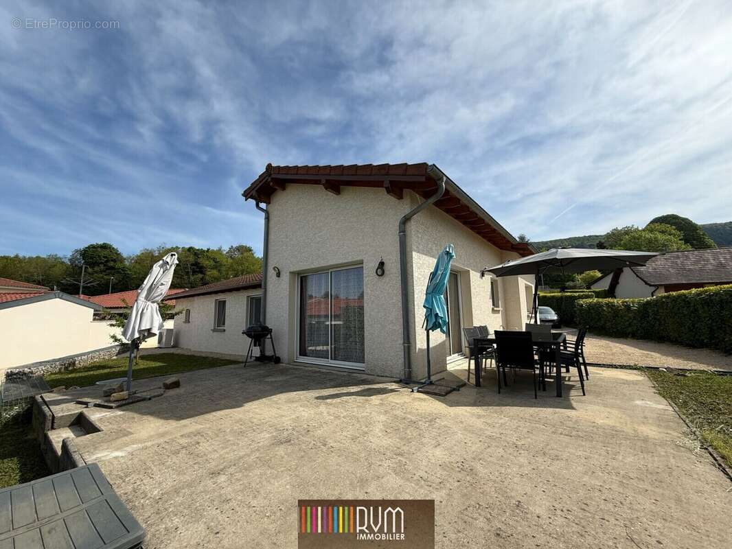 Maison à CEYZERIAT
