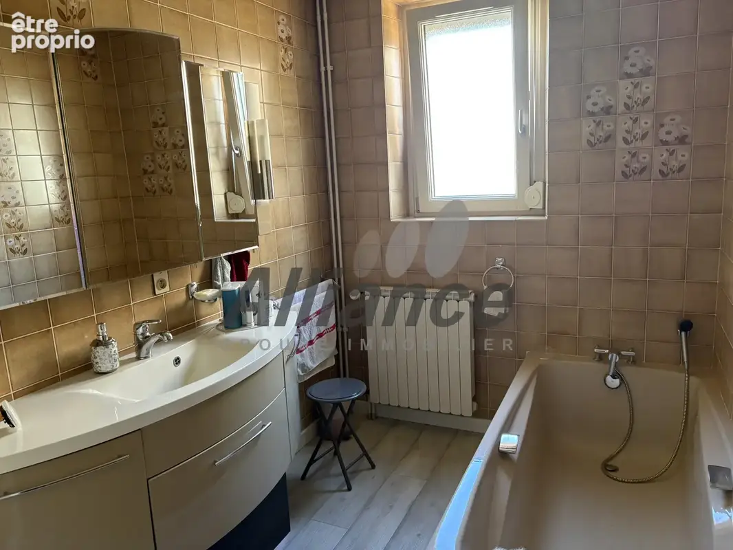 Maison  de  type  f5  sur  sous  sol  avec  piscine  a  luxeuil - photo 16