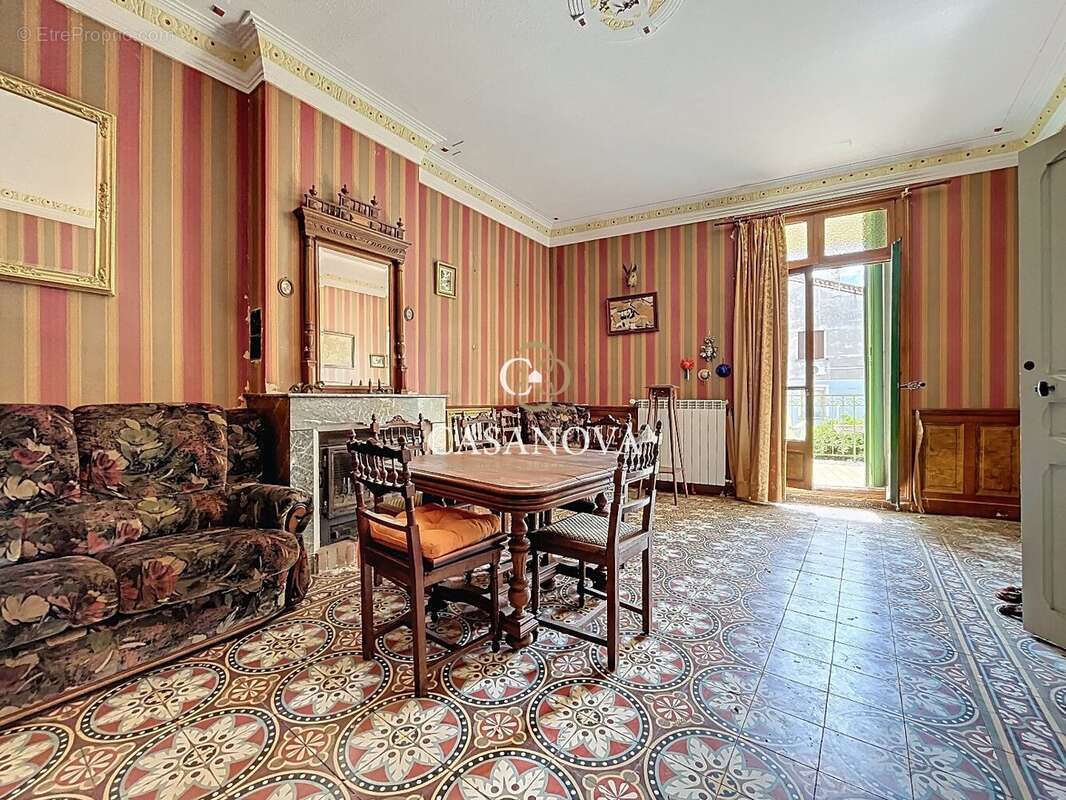 À vendre à Hérépian : grande maison de ville 300 m² avec cour, 2 garages, terrasses et fort potentiel de rentabilité proche de L - photo 4
