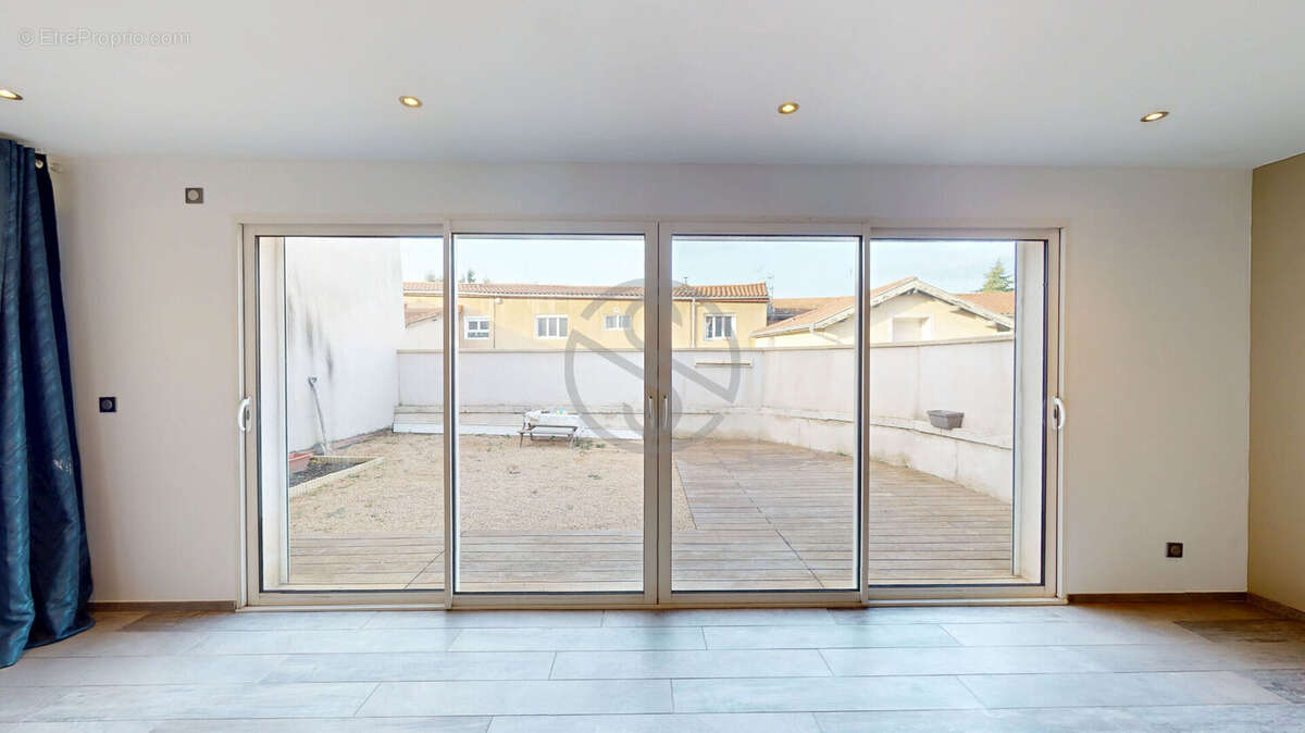 T3 bis - Centre Solaize - Terrasse 50m² ! - photo 7