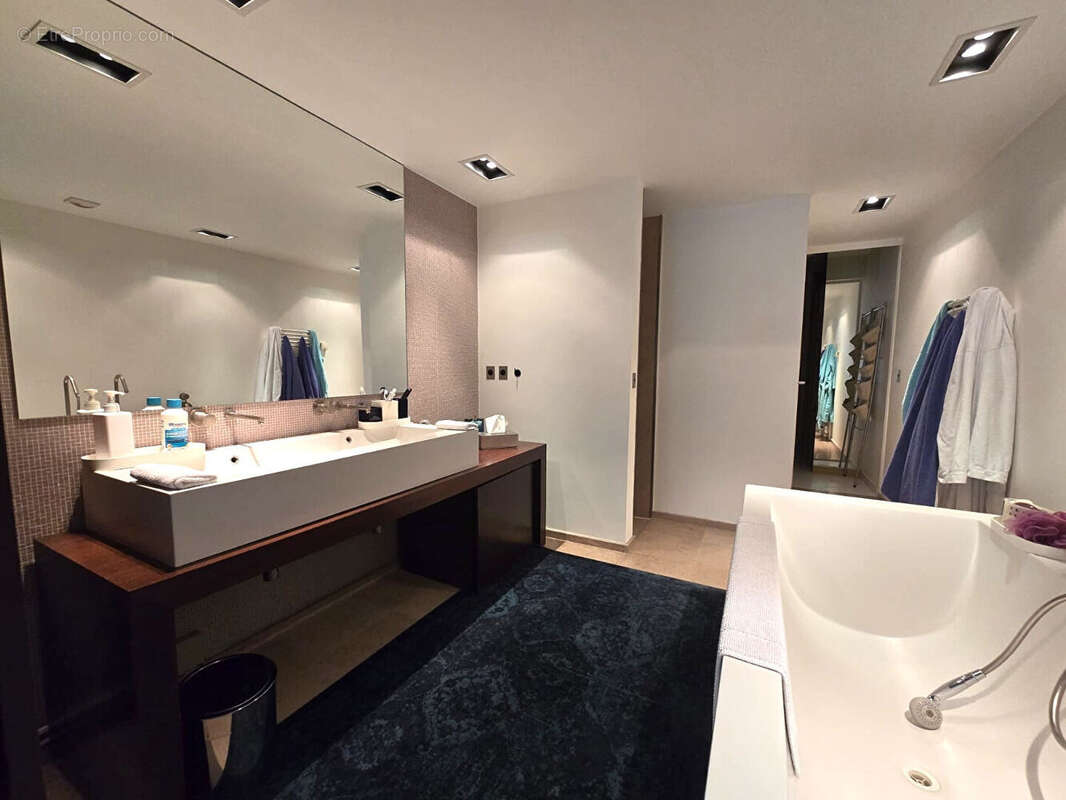 Boulogne-Billancourt .Une maison d'architecte avec piscine secrète. Esprit hollywoodien, aux portes de Paris - photo 10